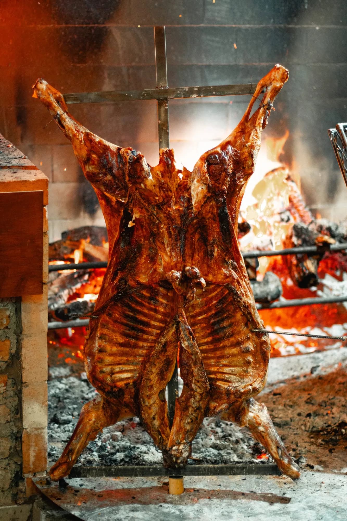 Cordero patagónico al asador en Esquel